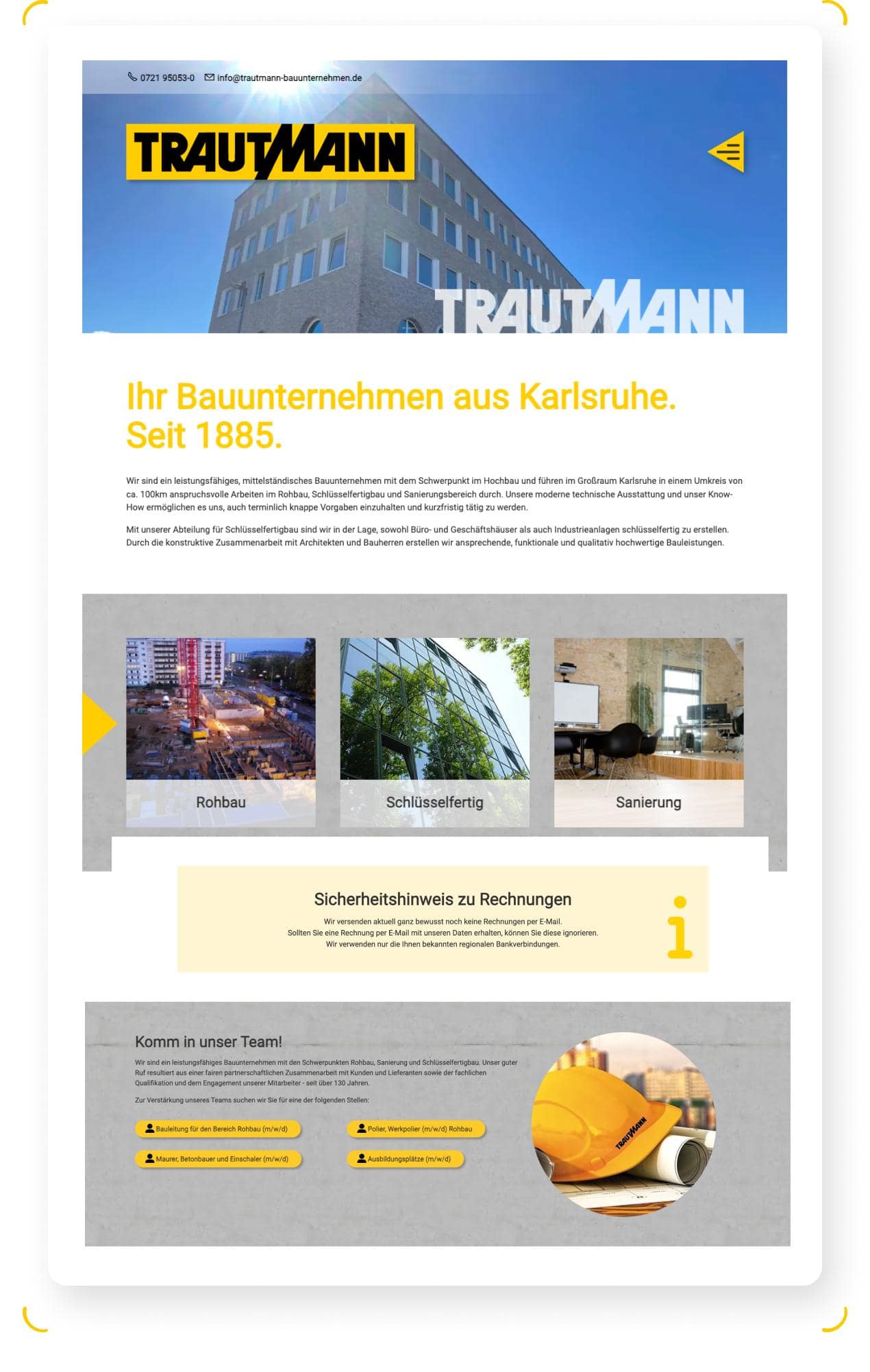 Bürogebäude aus Beton mit vielen Fenstern vor blauem Himmel, Baustelle mit Beton und Bauhelm in Gelb