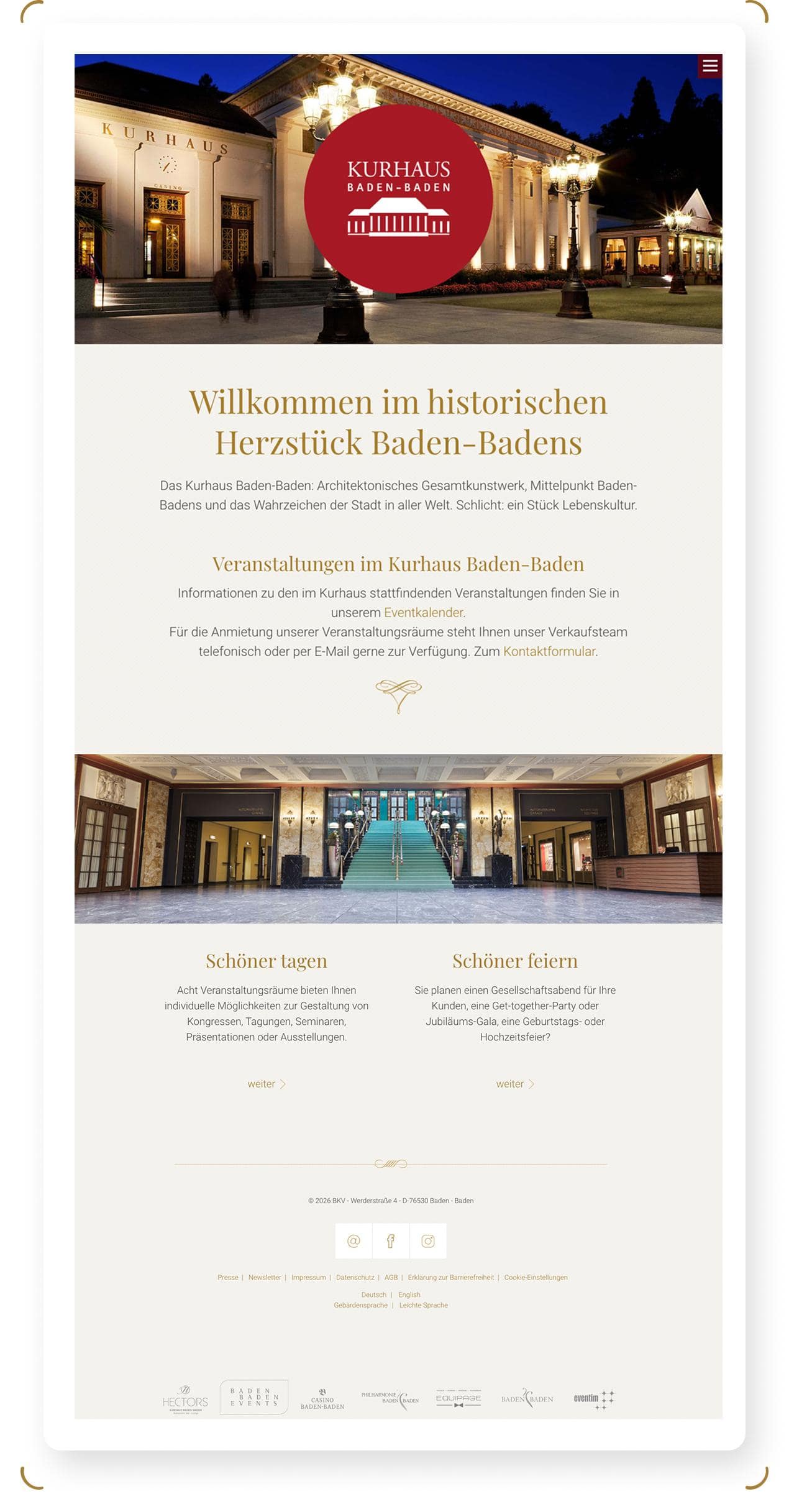 Kurhaus Baden-Baden Gebäude aus Stein mit Säulen und goldenen Verzierungen bei Nacht beleuchtet