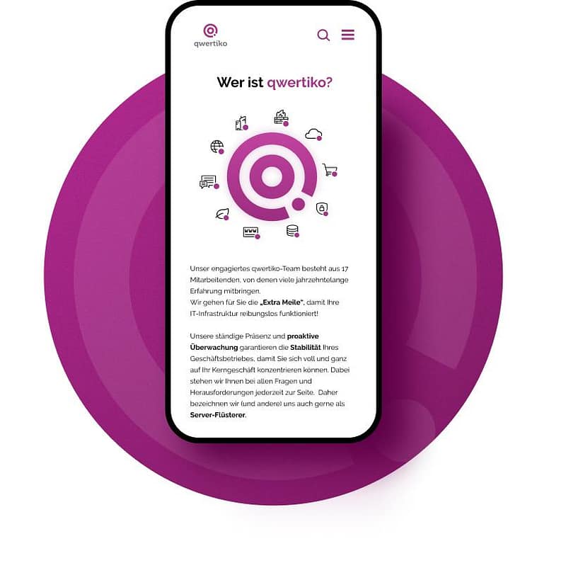 Smartphone mit Glasbildschirm zeigt qwertiko-Webseite, platziert auf glänzendem lila Kunststoffkreis